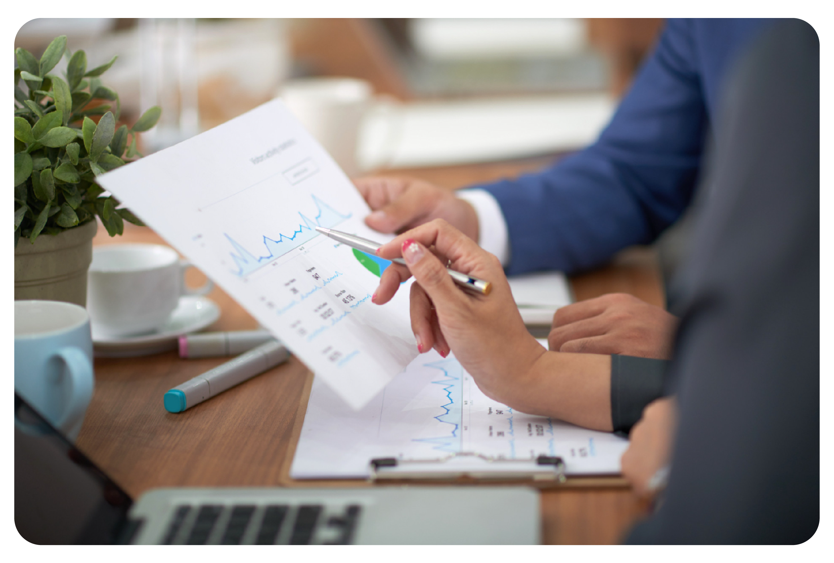 Equipo financiero analizando información en un entorno privado y controlado
